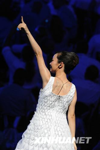 9月6日晚8時，北京2008年殘奧會開幕式在國家體育場——“鳥巢”隆重舉行。這是開幕式上的文藝表演《星星，你好》。