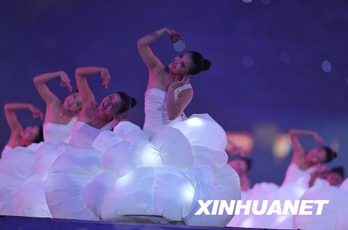  9月6日，北京2008年殘奧會開幕式在國家體育場“鳥巢”舉行。這是聾人舞蹈演員在開幕式上表演《星星，你好》。