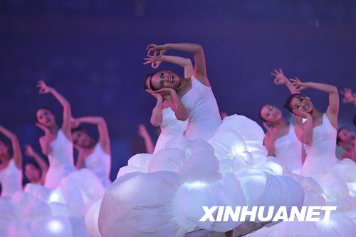  9月6日，北京2008年殘奧會開幕式在國家體育場“鳥巢”舉行。這是聾人舞蹈演員在開幕式上表演《星星，你好》。