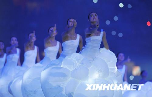  9月6日，北京2008年殘奧會開幕式在國家體育場“鳥巢”舉行。這是聾人舞蹈演員在開幕式上表演《星星，你好》。