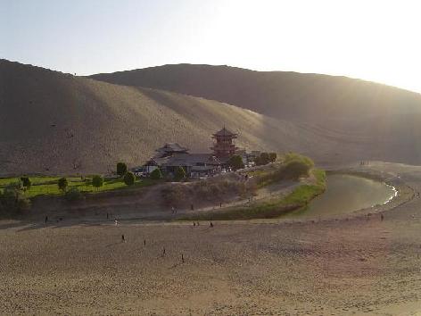 月牙泉:沙漠的眼