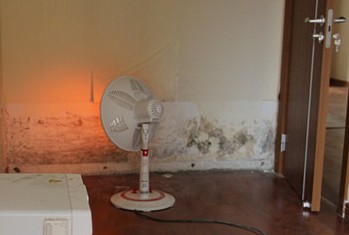 青島萬科精裝房滲水發霉 開發商用電暖器烘干