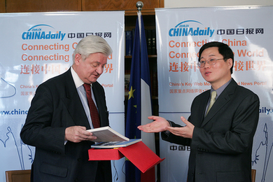 主持人周黎明向蘇和贈(zèng)書