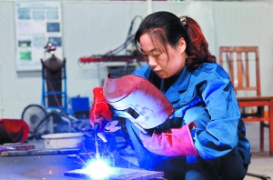 劉宏：用焊花裁剪鋼材的女“裁縫”