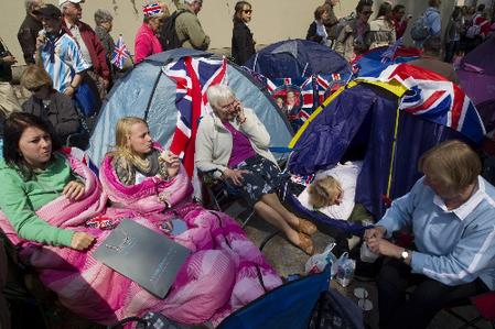 倫敦上萬(wàn)市民聚集威廉婚禮路線兩側(cè)觀看盛典（圖）