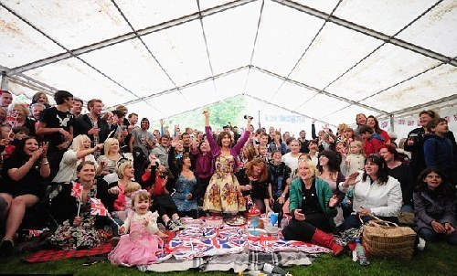 凱特家鄉(xiāng)舉辦熱鬧慶祝活動 村民激動落淚