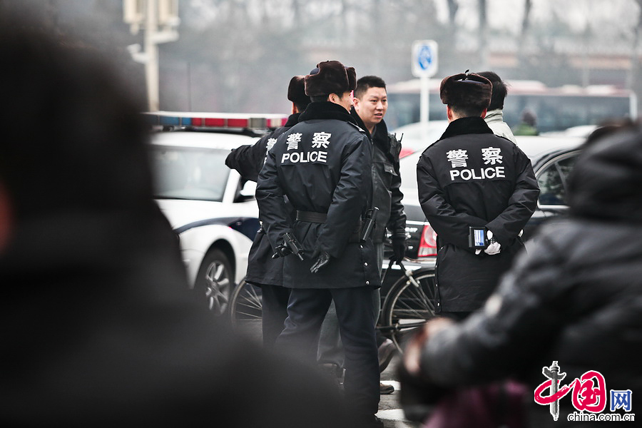 天安門廣場安保全面升級 武警荷槍實彈保兩會