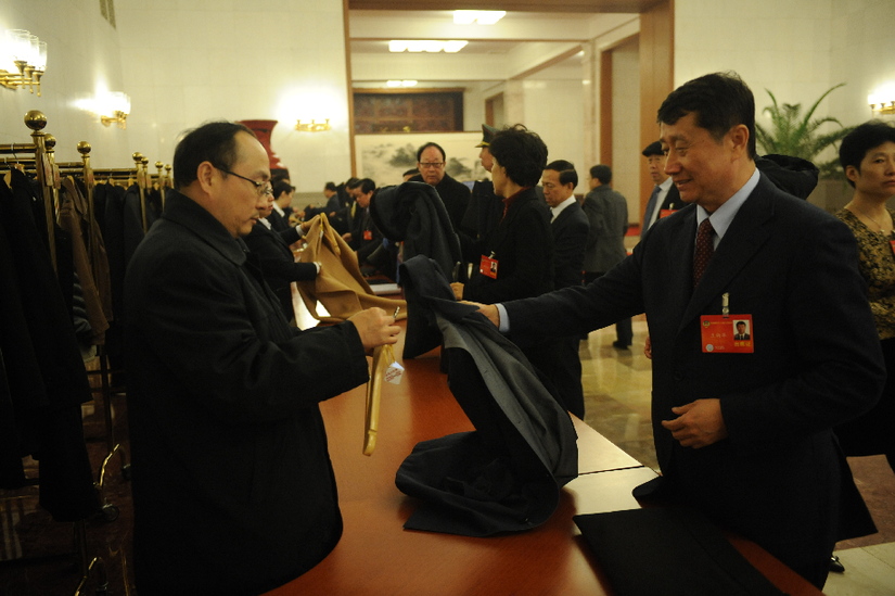 出席全國政協十二屆二次會議開幕會的委員陸續進場
