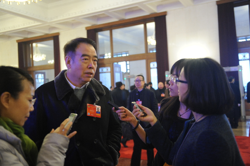 出席全國政協十二屆二次會議開幕會的委員陸續進場