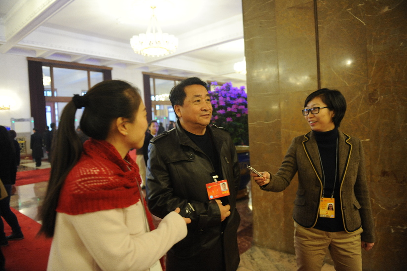 出席全國政協十二屆二次會議開幕會的委員陸續進場