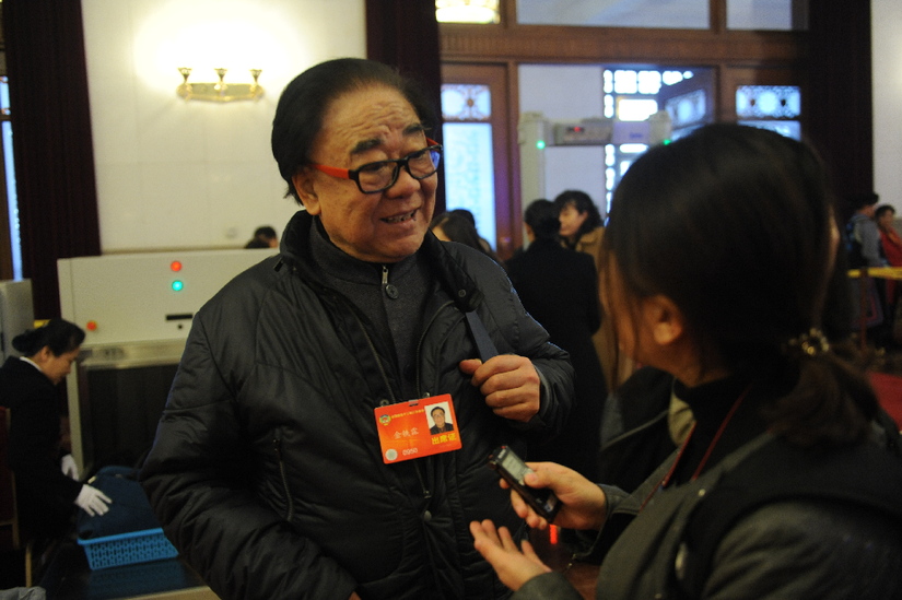 出席全國政協十二屆二次會議開幕會的委員陸續進場