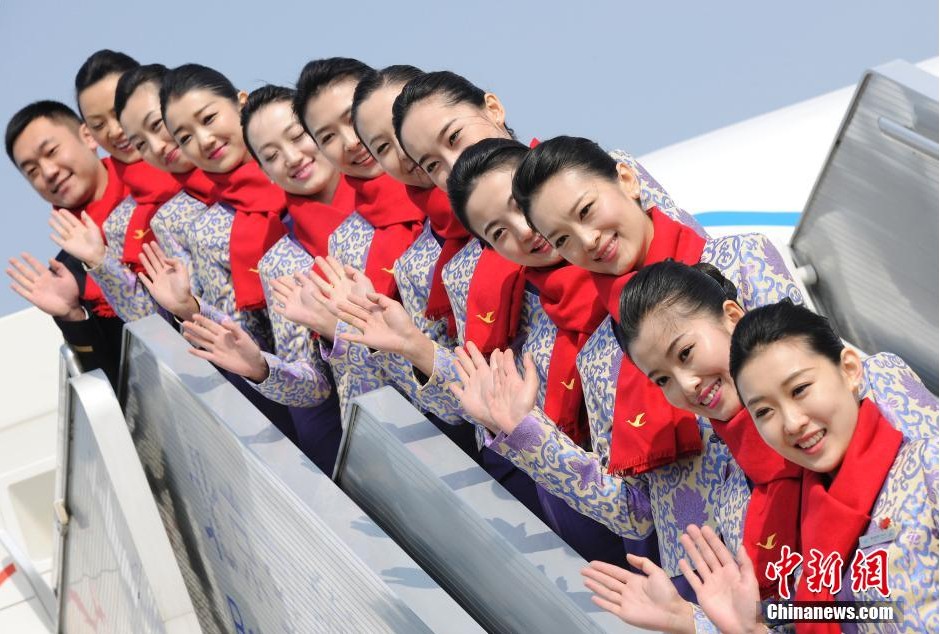 空乘人員列隊迎送人大代表