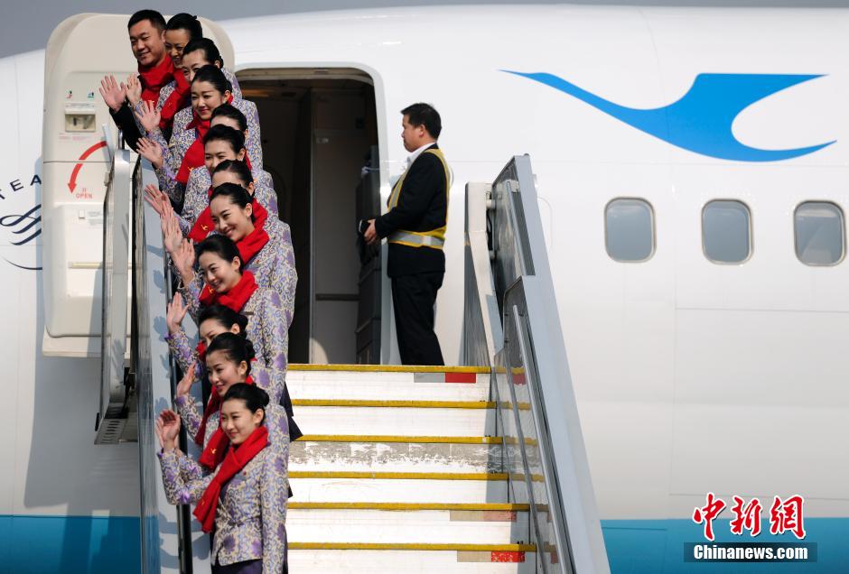 空乘人員列隊(duì)迎送人大代表