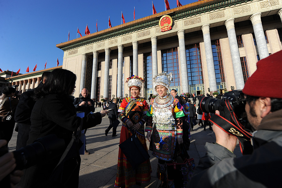 少數民族代表身著民族服裝出席大會