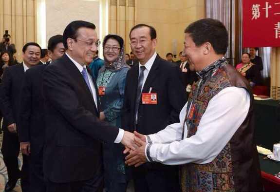 李克強為青海代表戴上哈達(dá)，問候玉樹災(zāi)區(qū)人民