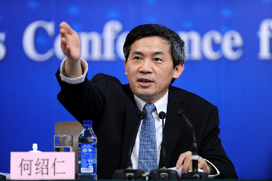 記者會(huì)主持人何紹仁