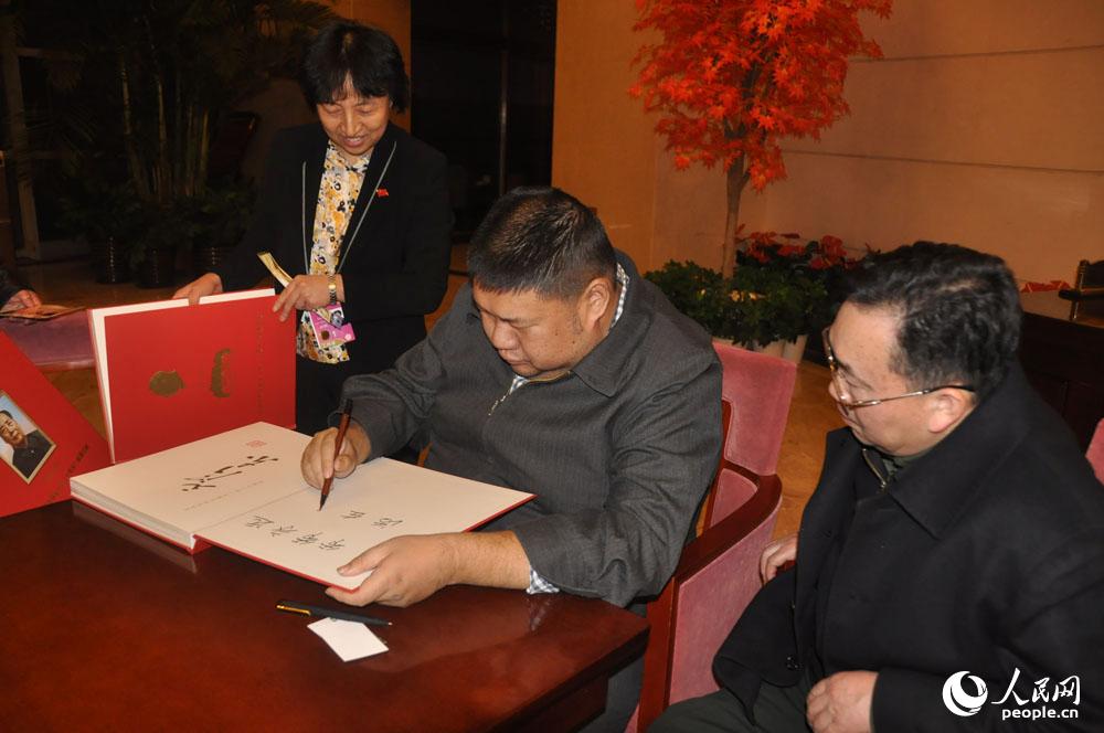 兩會(huì)花絮：“毛委員”受歡迎