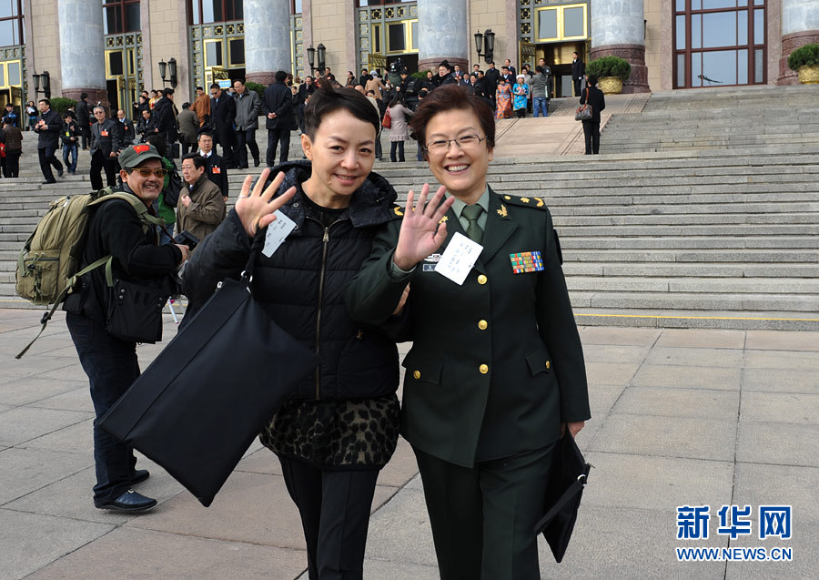 政協委員揮手話別:明年兩會再相見