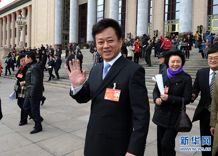 政協委員揮手話別:明年兩會再相見