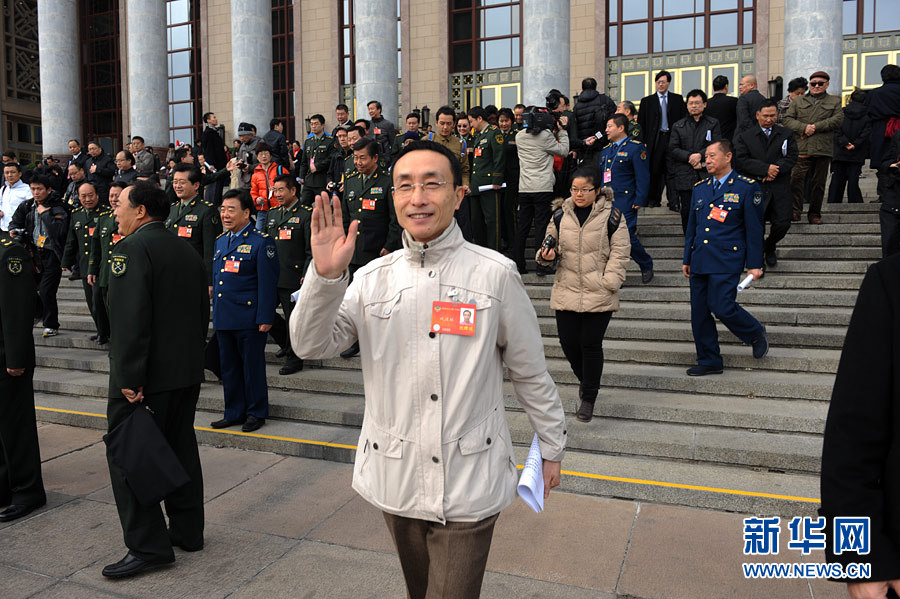 政協委員揮手話別:明年兩會再相見