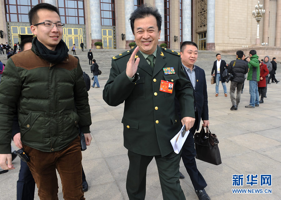 政協委員揮手話別:明年兩會再相見