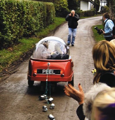 英新人結婚選迷你婚車驚艷全場 大小如碰碰車