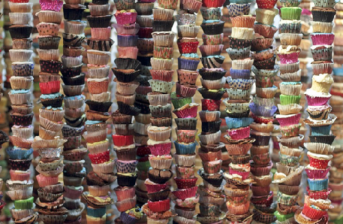美國女生烘焙萬余紙杯蛋糕 用線穿成3米高墻(圖)