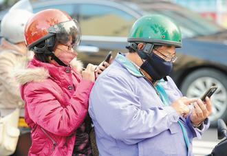 臺灣交通新規實施首日 近50“低頭族”遭開罰單(圖)