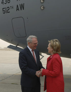 多起爆炸后希拉里突訪巴格達(dá) 稱美國(guó)不會(huì)拋棄伊拉克