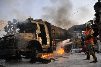 孟加拉首都油罐車(chē)起火7輛車(chē)被燒毀