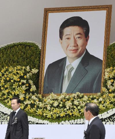 盧武鉉葬禮隆重數(shù)十萬人送行 李明博獻花遭高聲抗議