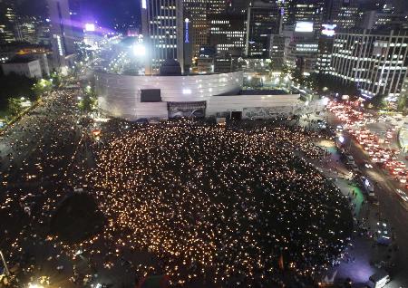 盧武鉉葬禮隆重?cái)?shù)十萬人送行 李明博獻(xiàn)花遭高聲抗議