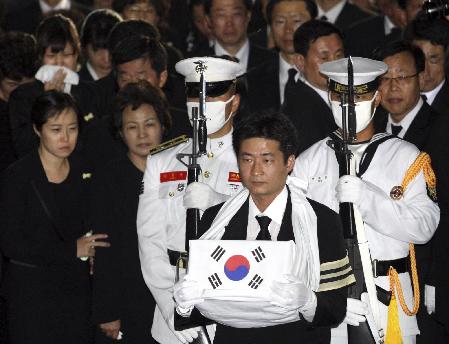 盧武鉉葬禮隆重數十萬人送行 李明博獻花遭高聲抗議