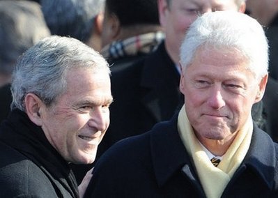 布什、克林頓卸任后首度同臺演講 一團和氣