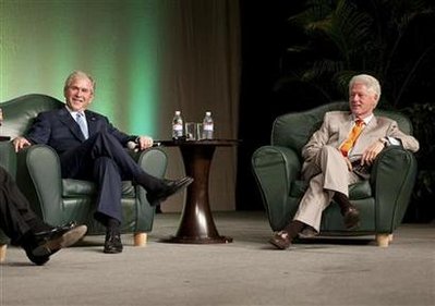 布什、克林頓卸任后首度同臺演講 一團和氣