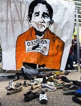 布什、克林頓卸任后首度同臺演講 一團和氣