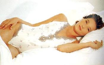 法國第一夫人布呂尼陳年內衣照遭曝光