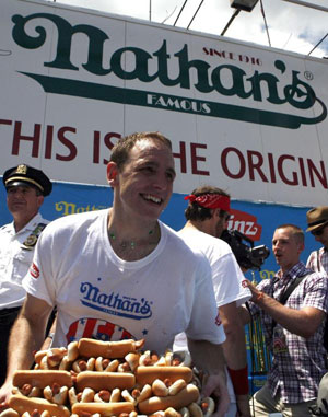 美國大胃王破吃熱狗大賽記錄 10分鐘內狂吞68個