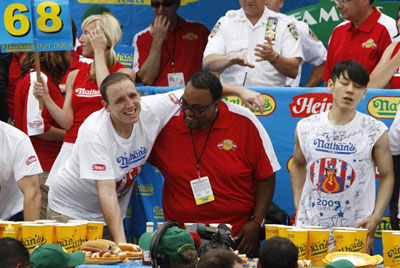 美國大胃王破吃熱狗大賽記錄 10分鐘內狂吞68個