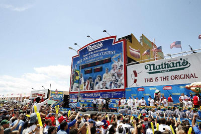 美國大胃王破吃熱狗大賽記錄 10分鐘內狂吞68個