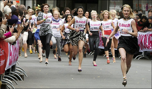 高跟鞋百米賽跑18歲女孩奪冠 獲1萬歐元獎勵