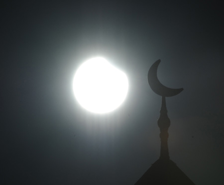 各國(guó)觀日食趣聞：印度最“邪”、中國(guó)最“高”