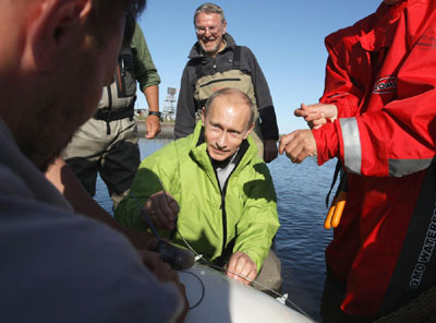 普京坐潛艇千米湖底尋“寶”為白鯨安儀器親歷親為