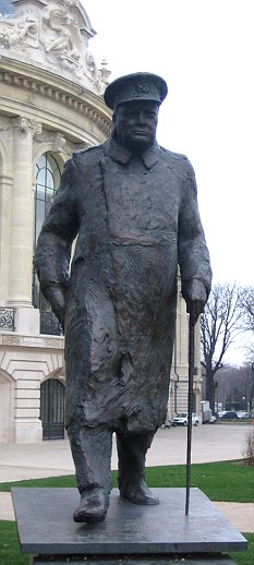 被比作“雙手沾滿鮮血戰犯” 丘吉爾巴黎銅像遭褻瀆