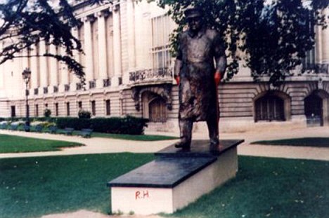 被比作“雙手沾滿鮮血戰犯” 丘吉爾巴黎銅像遭褻瀆