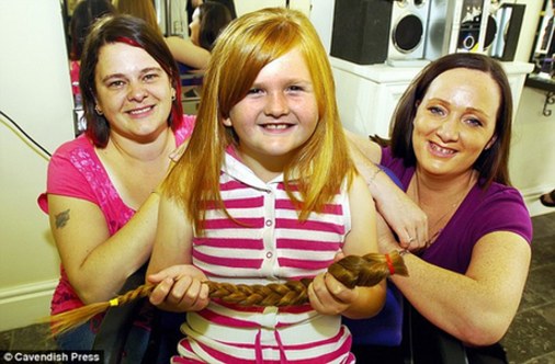 英國8歲女孩剪掉近1米長“千鎊”金發捐助慈善事業