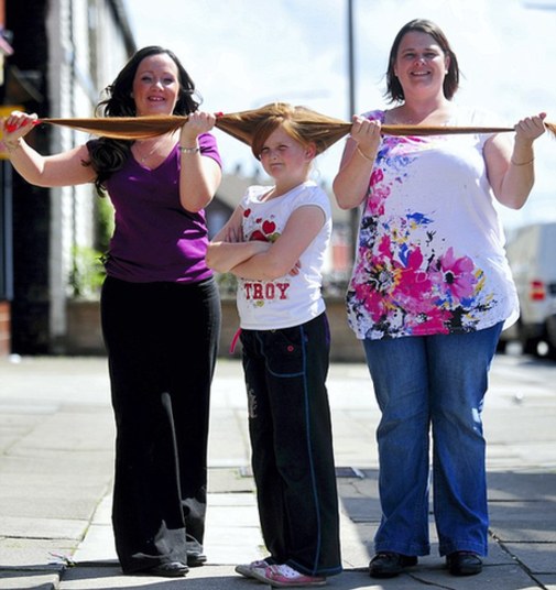 英國8歲女孩剪掉近1米長“千鎊”金發捐助慈善事業