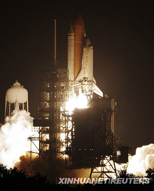 美國“發現”號航天飛機發射升空 一周內兩度被推遲發射