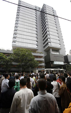 圖：印尼強震致數十人死亡 人們赤足奔逃