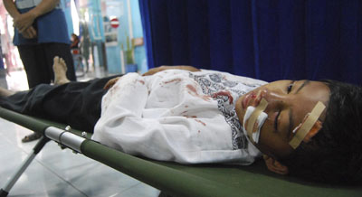 圖：印尼強震致數十人死亡 人們赤足奔逃